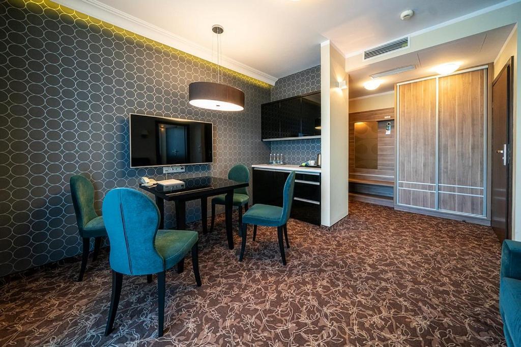 Korona Hotel Ostroleka  Eksteriør billede
