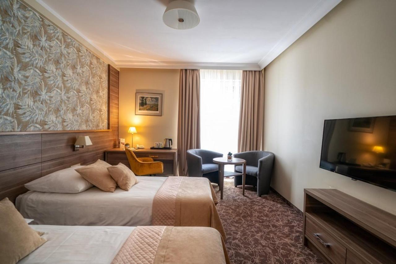 Korona Hotel Ostroleka  Eksteriør billede